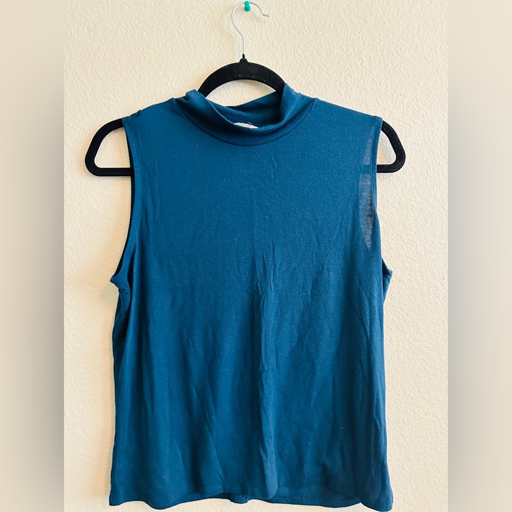 Athleta women’s high neck blue tank top in S